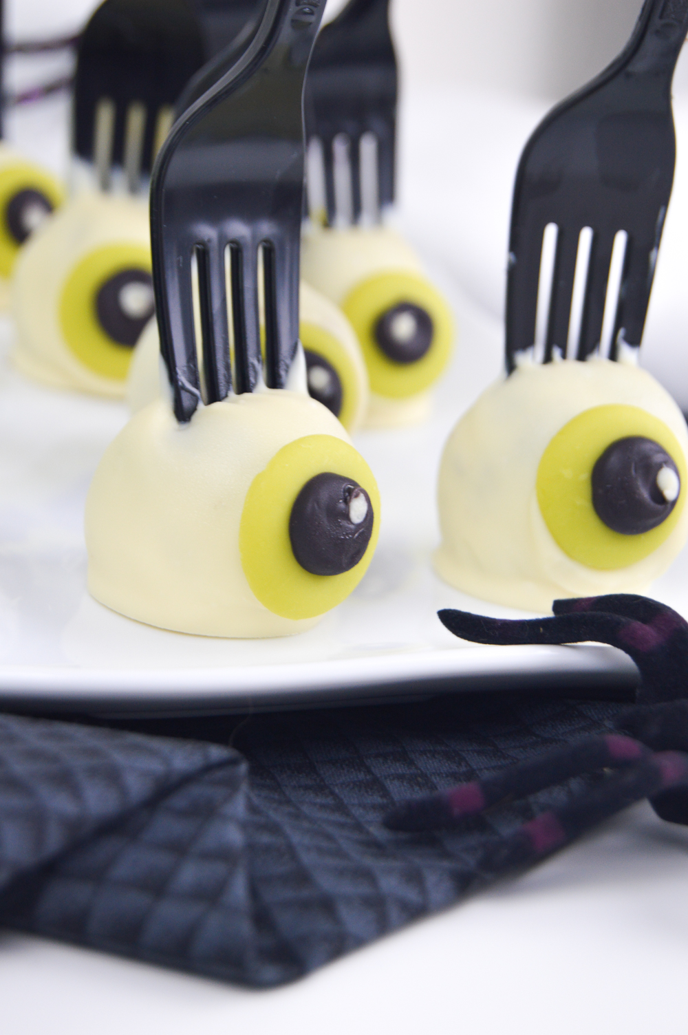 Creepy Eyeball Cake Pops for Halloween | Club Crafted
