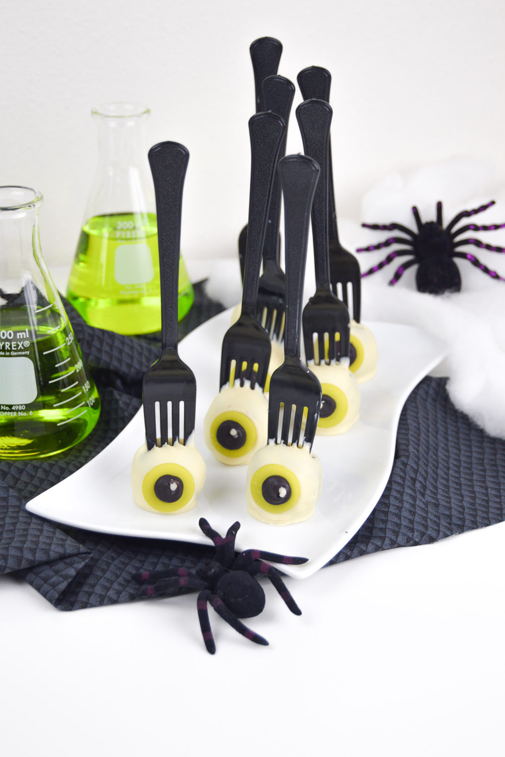Creepy Eyeball Cake Pops for Halloween | Club Crafted