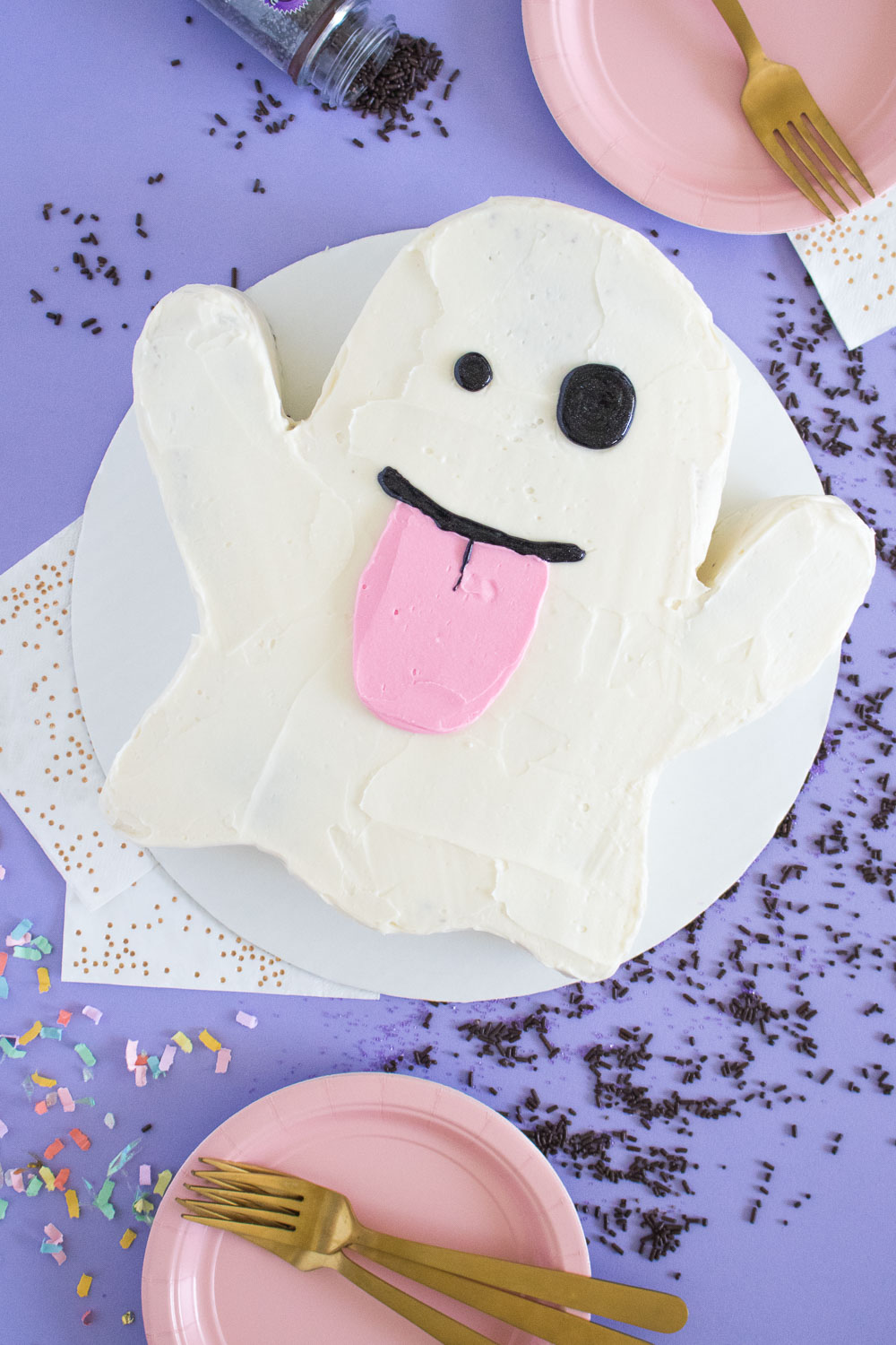 Emoji Ghost Cake with Halloween Candy | Club Crafted