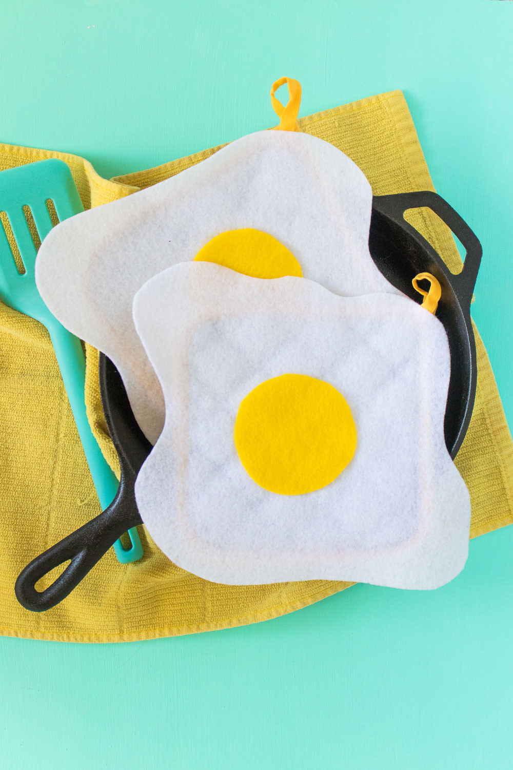 DIY No-Sew Fried Egg Oven Mitts [+ a Video!] | Club Crafted
