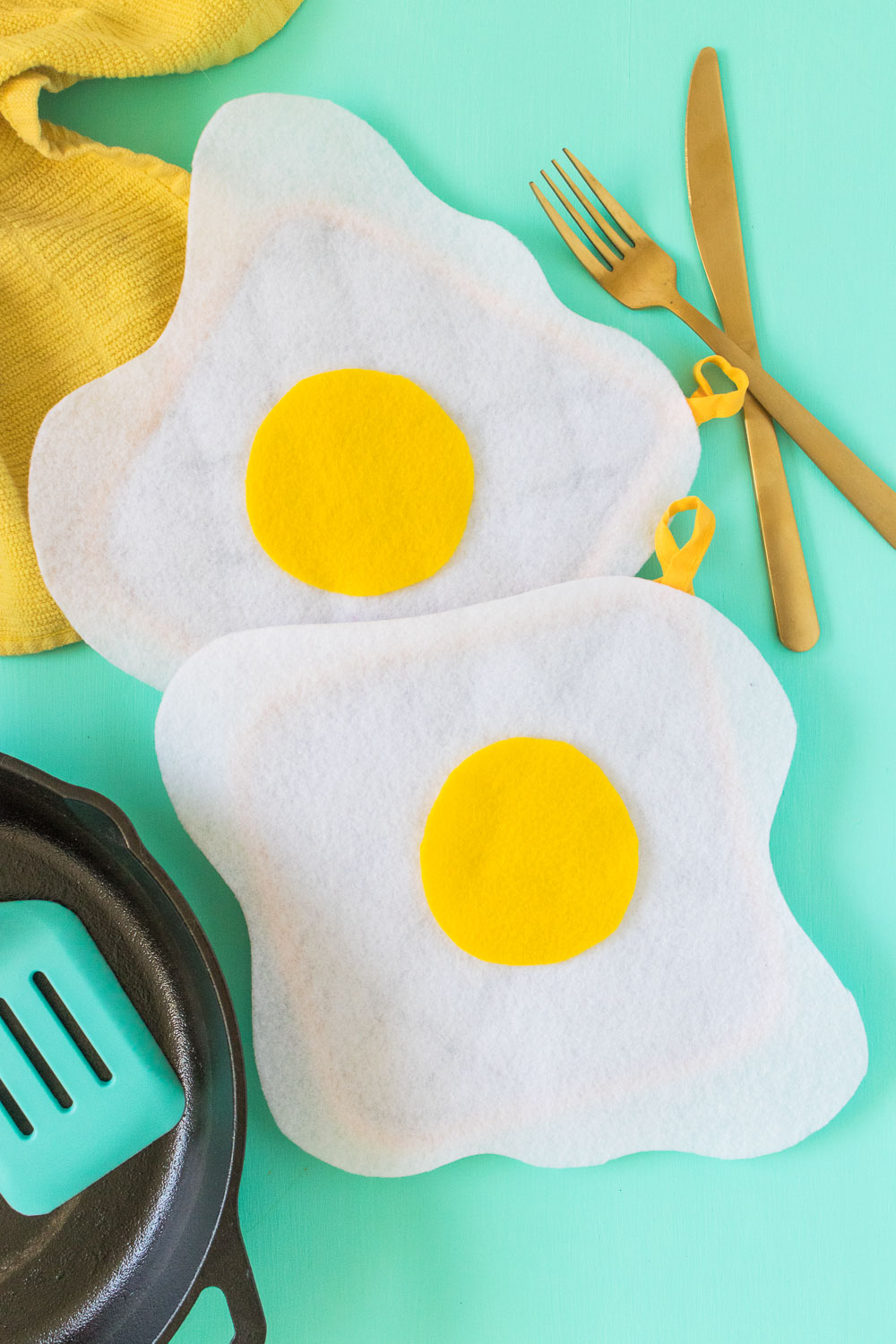 DIY No-Sew Fried Egg Oven Mitts [+ a Video!] | Club Crafted