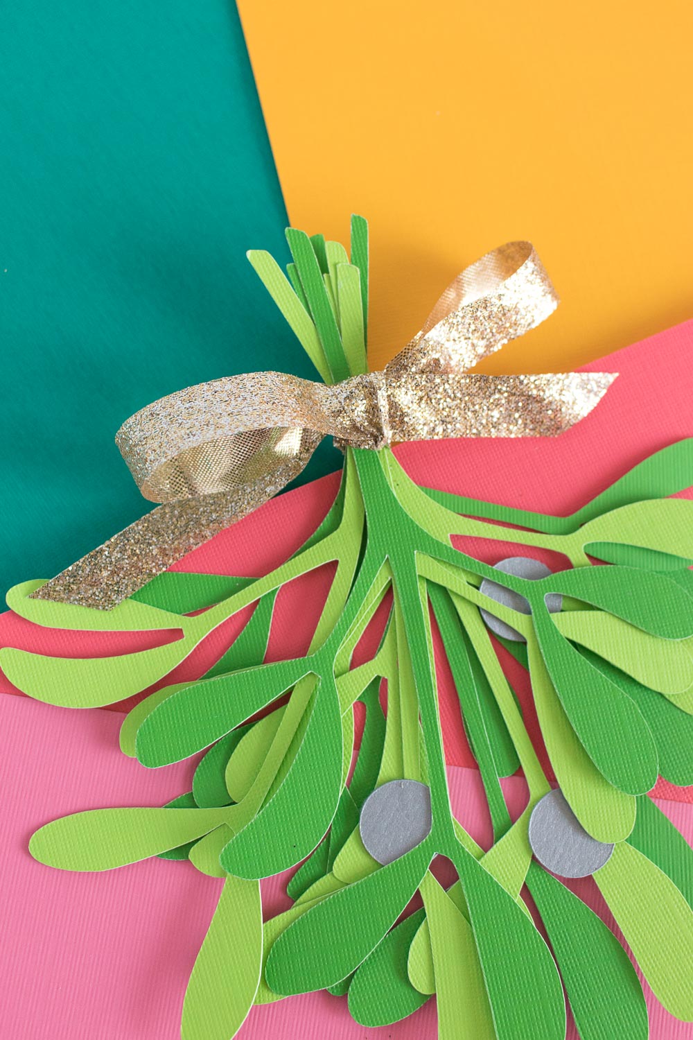 Simple DIY Paper Mistletoe (+ Free Printable!) | Club Crafted