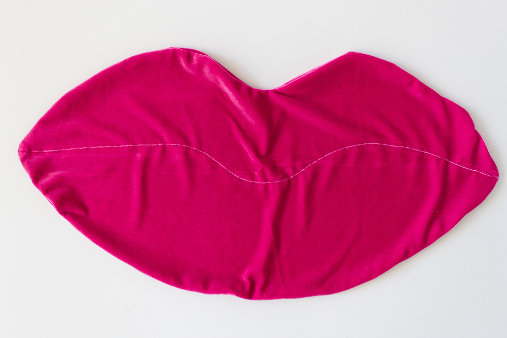 DIY Velvet Lips Pillow | Club Crafted