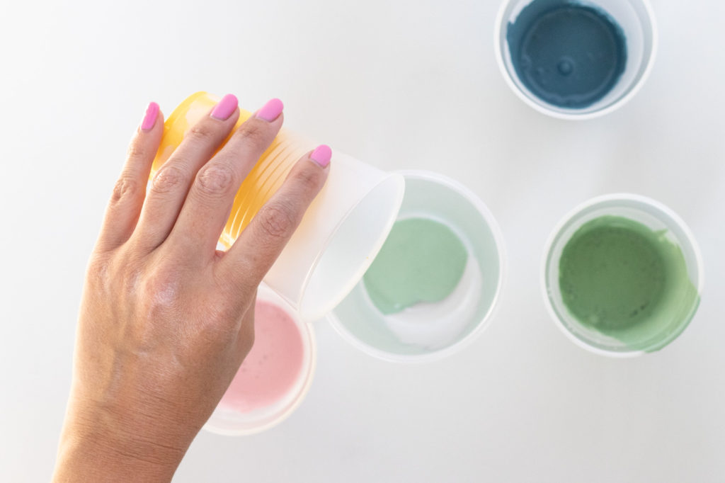 DIY Fluid Painted Marbled Tray from a Photo Frame | Club Crafted