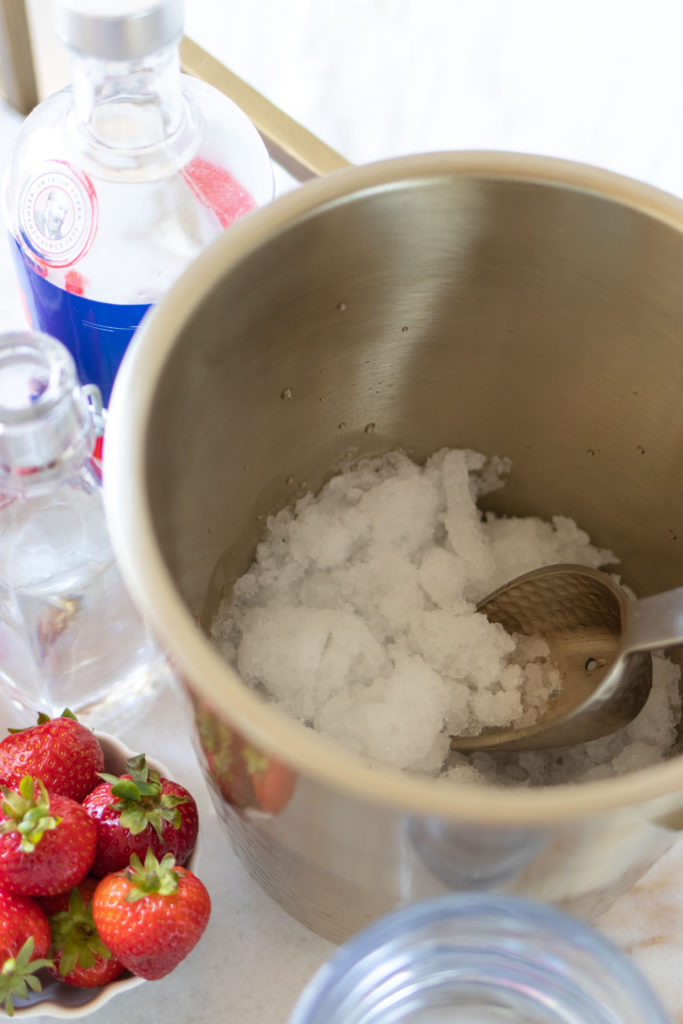 Make Boozy Snow Cones for 4th of July with real fruit snow cone syrups! Use fresh or frozen fruit to make adult snow cones for summer parties // #4thofjuly #snowcones #partyideas #cocktails