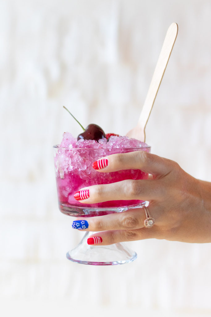 Make Boozy Snow Cones for 4th of July with real fruit snow cone syrups! Use fresh or frozen fruit to make adult snow cones for summer parties // #4thofjuly #snowcones #partyideas #cocktails