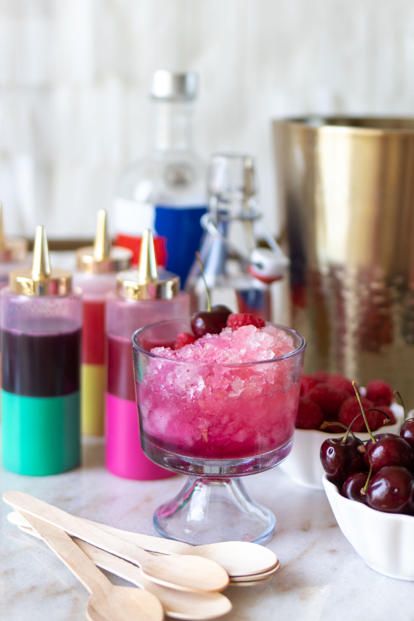 Make Boozy Snow Cones for 4th of July with real fruit snow cone syrups! Use fresh or frozen fruit to make adult snow cones for summer parties // #4thofjuly #snowcones #partyideas #cocktails