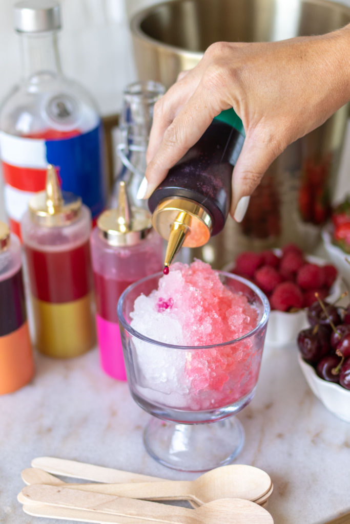 Make Boozy Snow Cones for 4th of July with real fruit snow cone syrups! Use fresh or frozen fruit to make adult snow cones for summer parties // #4thofjuly #snowcones #partyideas #cocktails