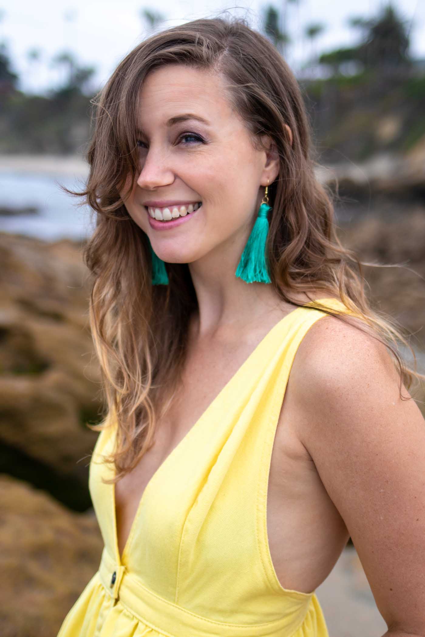 Make DIY tassel earrings in just 5-minutes! Use embroidery string to make easy tassels you can use for DIY jewelry and accessories in your favorite colors! #tassels #diyjewelry #giftideas #5minutediy #diyideas #embroideryfloss
