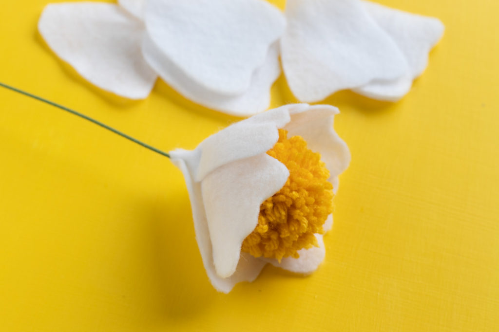 DIY Felt Pom Pom Flowers // Make cute felt flowers with this easy pom pom tutorial! Create beautiful fabric flowers for photo shoots, home decor and parties #paperflowers #pompoms #nosew #feltflowers #diyideas