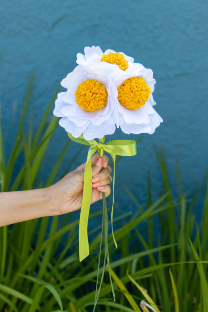 DIY Felt Pom Pom Flowers // Make cute felt flowers with this easy pom pom tutorial! Create beautiful fabric flowers for photo shoots, home decor and parties #paperflowers #pompoms #nosew #feltflowers #diyideas