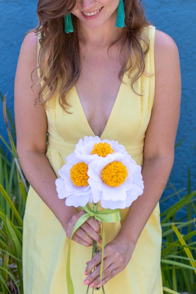 DIY Felt Pom Pom Flowers // Make cute felt flowers with this easy pom pom tutorial! Create beautiful fabric flowers for photo shoots, home decor and parties #paperflowers #pompoms #nosew #feltflowers #diyideas