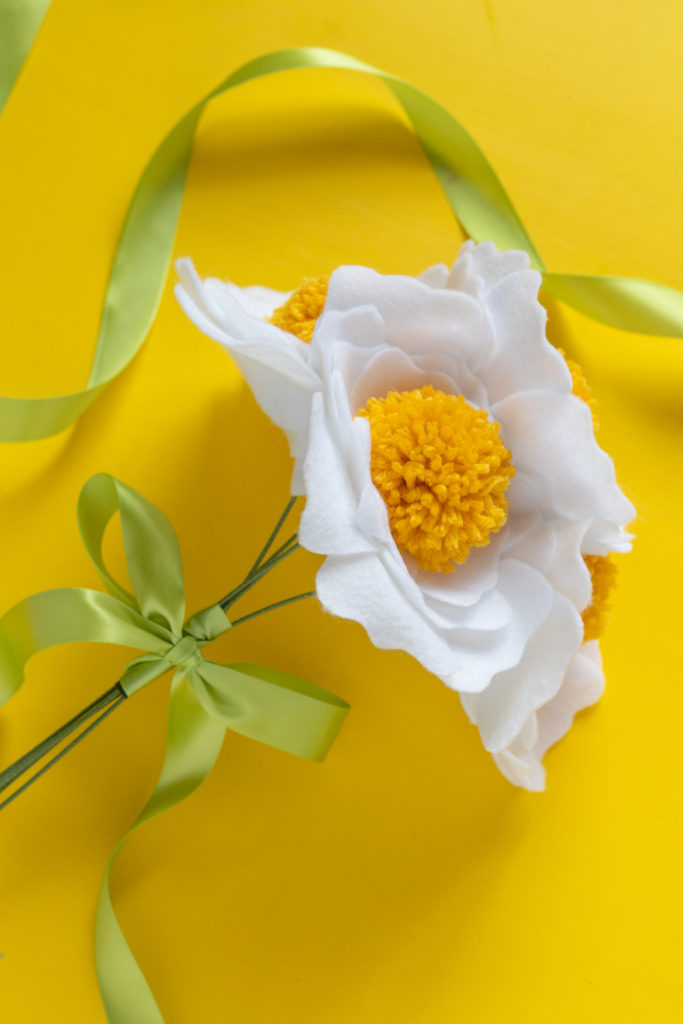 DIY Felt Pom Pom Flowers // Make cute felt flowers with this easy pom pom tutorial! Create beautiful fabric flowers for photo shoots, home decor and parties #paperflowers #pompoms #nosew #feltflowers #diyideas