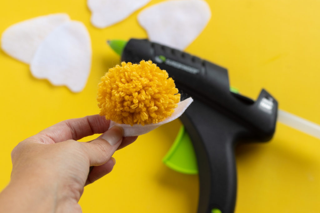 DIY Felt Pom Pom Flowers // Make cute felt flowers with this easy pom pom tutorial! Create beautiful fabric flowers for photo shoots, home decor and parties #paperflowers #pompoms #nosew #feltflowers #diyideas
