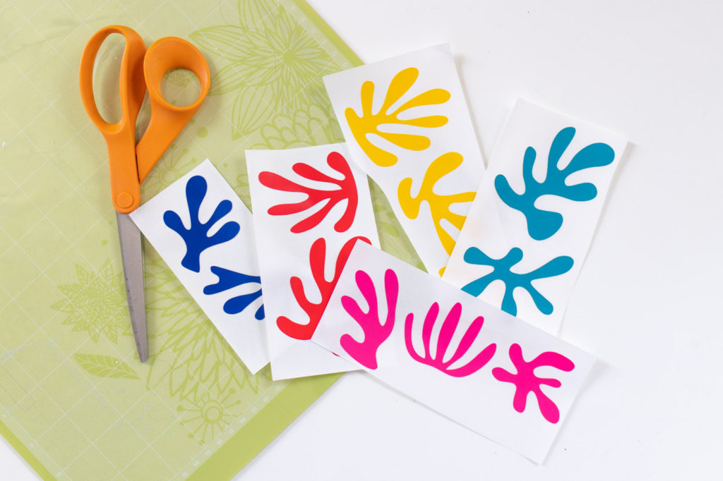 DIY Matisse Pitcher with Cricut // How to cut vinyl with Cricut for making a matisse-inspired pitcher with colorful abstract prints! Download the free SVG cut files for Cricut or Silhouette #homedecor #freedownload #vinyl #diydecor #freetemplate #entertaining #summerdecor