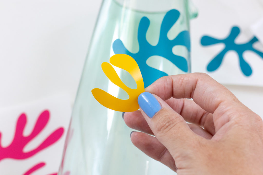 DIY Matisse Pitcher with Cricut // How to cut vinyl with Cricut for making a matisse-inspired pitcher with colorful abstract prints! Download the free SVG cut files for Cricut or Silhouette #homedecor #freedownload #vinyl #diydecor #freetemplate #entertaining #summerdecor