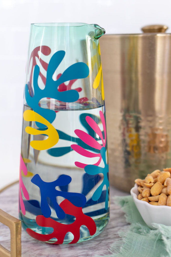 DIY Matisse Pitcher with Cricut // How to cut vinyl with Cricut for making a matisse-inspired pitcher with colorful abstract prints! Download the free SVG cut files for Cricut or Silhouette #homedecor #freedownload #vinyl #diydecor #freetemplate #entertaining #summerdecor