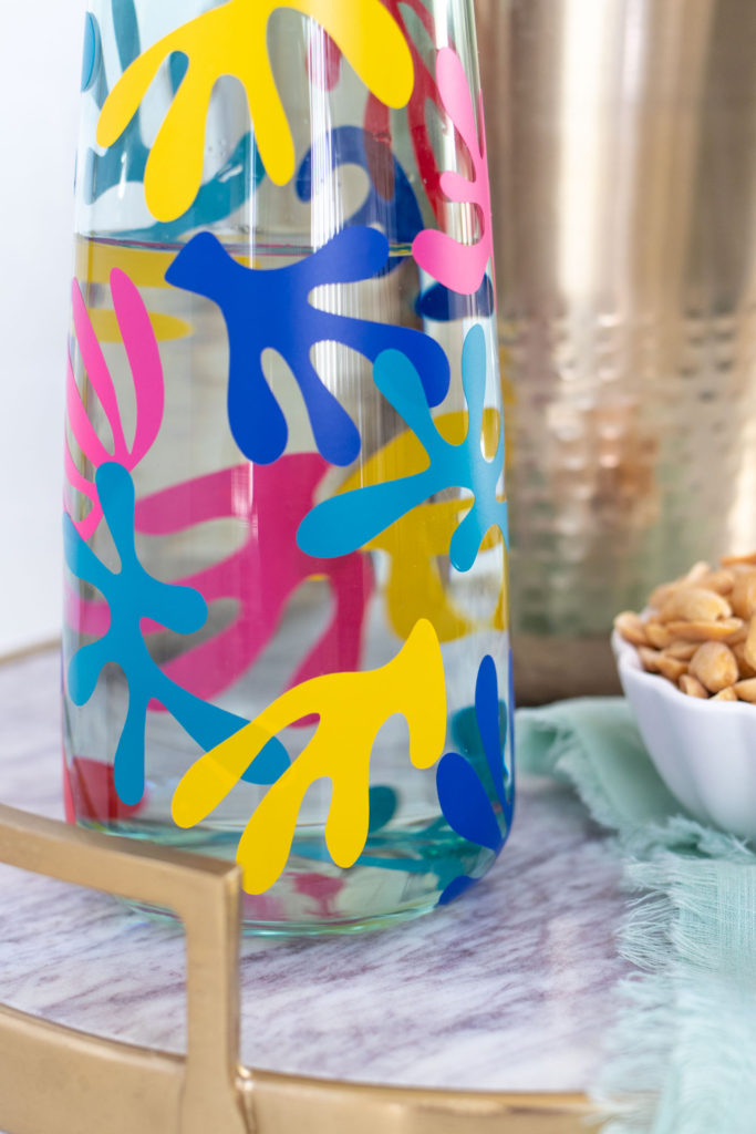 DIY Matisse Pitcher with Cricut // How to cut vinyl with Cricut for making a matisse-inspired pitcher with colorful abstract prints! Download the free SVG cut files for Cricut or Silhouette #homedecor #freedownload #vinyl #diydecor #freetemplate #entertaining #summerdecor