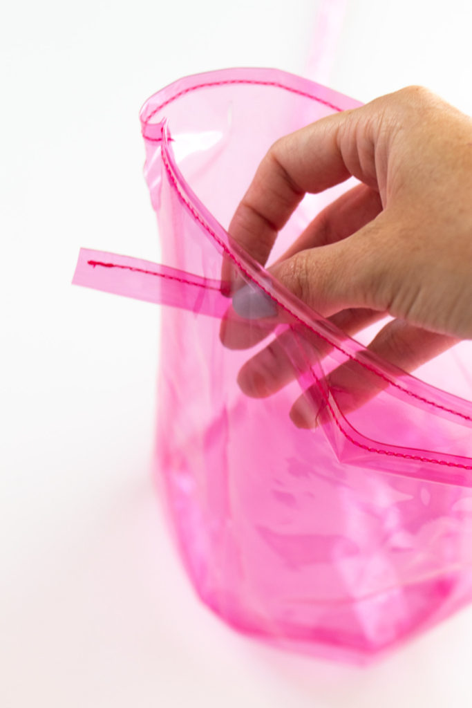 How to Sew a Vinyl Bucket Bag // Sew this simple bucket bag with colorful vinyl fabric, plus my tips for sewing vinyl fabric! #fashiondiy #sewing #easysewing #vinyl #fashion #accessories #diybag #purse