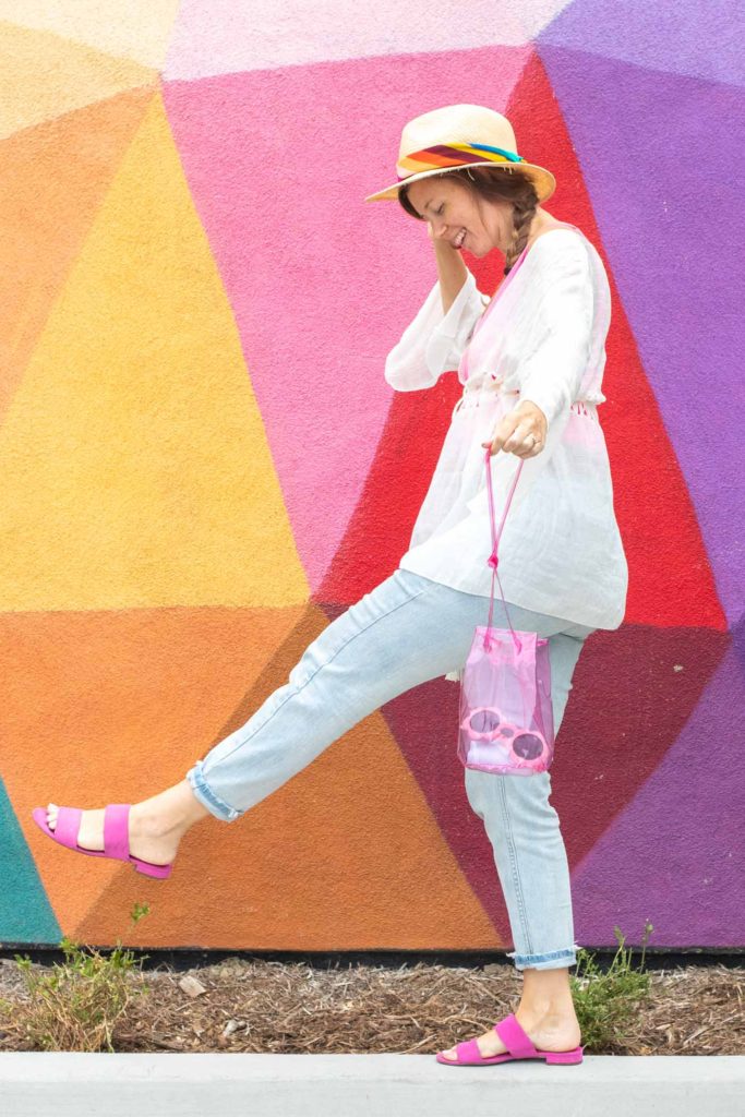 How to Sew a Vinyl Bucket Bag // Sew this simple bucket bag with colorful vinyl fabric, plus my tips for sewing vinyl fabric! #fashiondiy #sewing #easysewing #vinyl #fashion #accessories #diybag #purse