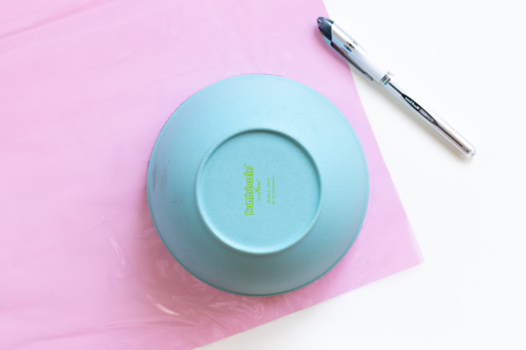 How to Sew a Vinyl Bucket Bag // Sew this simple bucket bag with colorful vinyl fabric, plus my tips for sewing vinyl fabric! #fashiondiy #sewing #easysewing #vinyl #fashion #accessories #diybag #purse