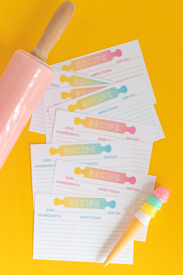 Free Printable Recipe Cards // Download these free printable recipe cards with colorful gradient designs for organizing your favorite recipes (plus make these easy DIY recipe card dividers!) // #papercrafts #freeprintable #recipecards #organization