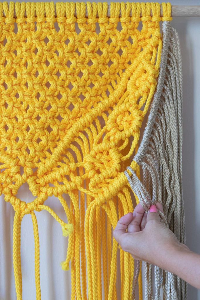 Colorful Macrame Wall Hanging for Beginners // Use simple macrame knots to make a colorful wall hanging with two-tone fringe that's perfect for customizing! #macrame #homedecor #diydecor #wallart #wallhanging #fringe