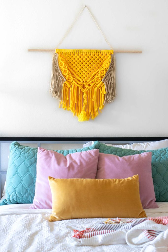 Colorful Macrame Wall Hanging for Beginners // Use simple macrame knots to make a colorful wall hanging with two-tone fringe that's perfect for customizing! #macrame #homedecor #diydecor #wallart #wallhanging #fringe