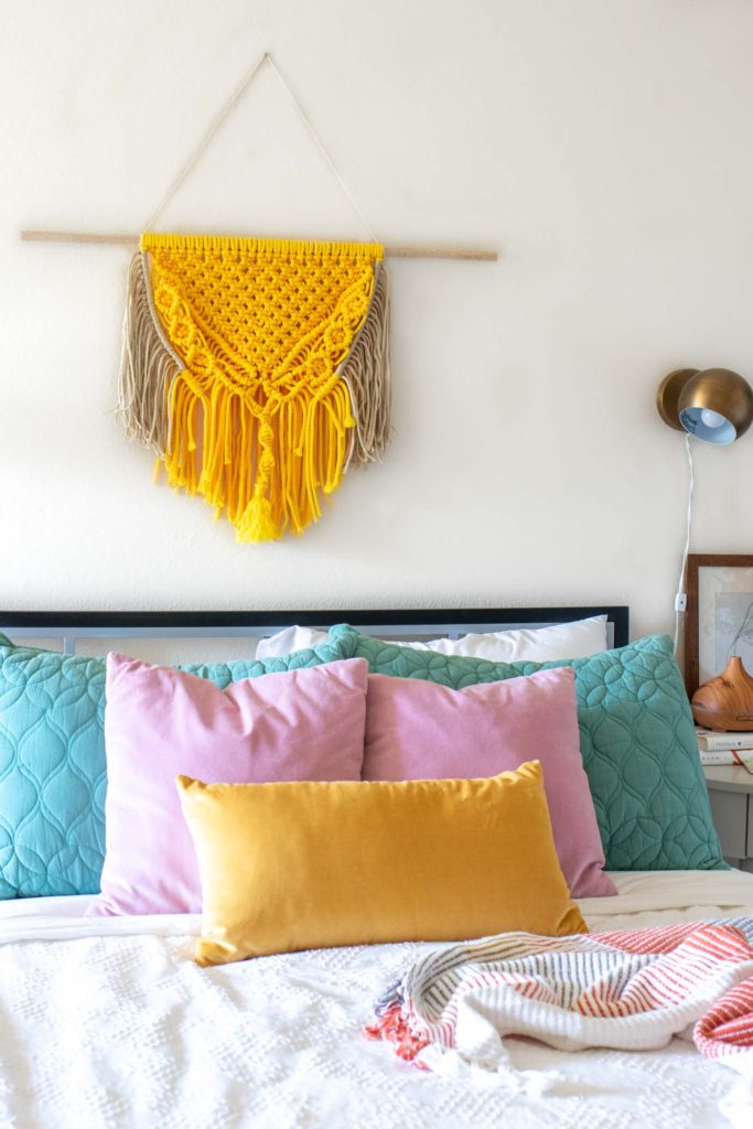 Colorful Macrame Wall Hanging for Beginners // Use simple macrame knots to make a colorful wall hanging with two-tone fringe that's perfect for customizing! #macrame #homedecor #diydecor #wallart #wallhanging #fringe