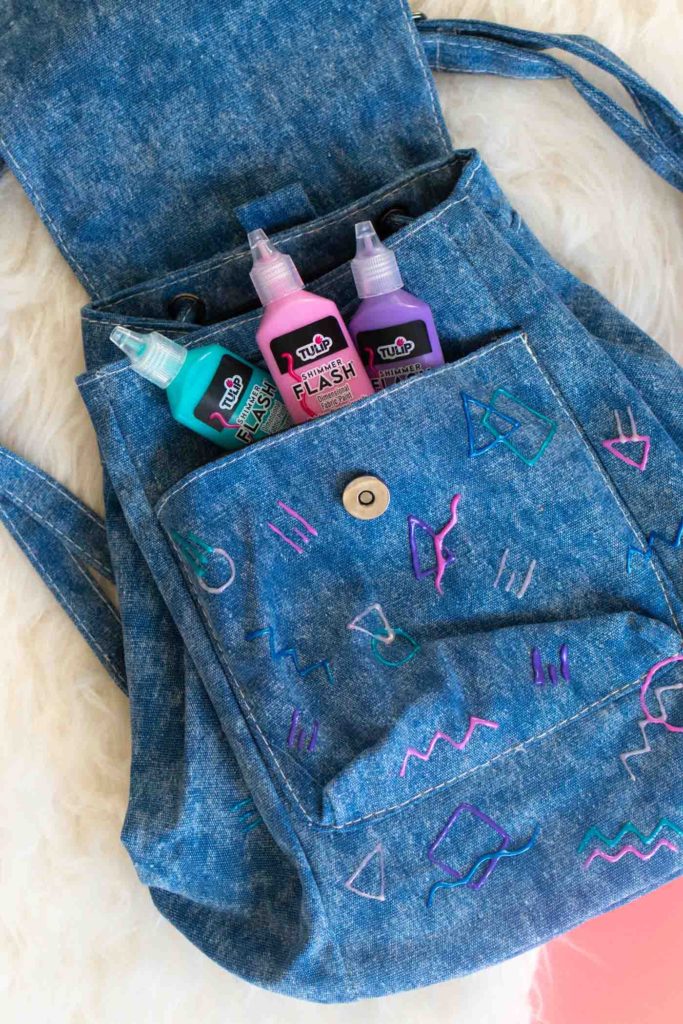 DIY Abstract 80s-Print Backpack for Back-to-School! // Get ready for back-to-school season with a backpack makeover that's totally RAD with abstract patterns inspired by the 80s and 90s using Tulip Dimensional Paints #ad #backtoschool #dormdiy #collegediy #diyforkids #painting #80s #abstract #90skids #womensfashion #womensaccessories