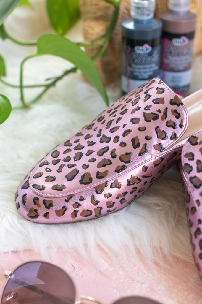DIY Leopard Print Shoes // Painted Shoe Makeover // Use Tulip paints to give any pair of shoes an animal print makeover with Dimensional Print in minutes! #ad #backtoschool #painting #diyfashion #upcycle #womensclothing #leopardprint