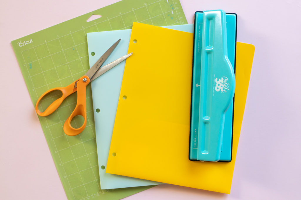 DIY "Today" Planner Divider for Happy Planner // Planner SVG Templates // Upcycle a school folder into a planner divider to make the week! Download this free SVG template for Cricut or Silhouette to make your own TODAY divider! #plannerideas #happyplanner #scrapbooking #papercrafts #upcyclecrafts #templates #cricut