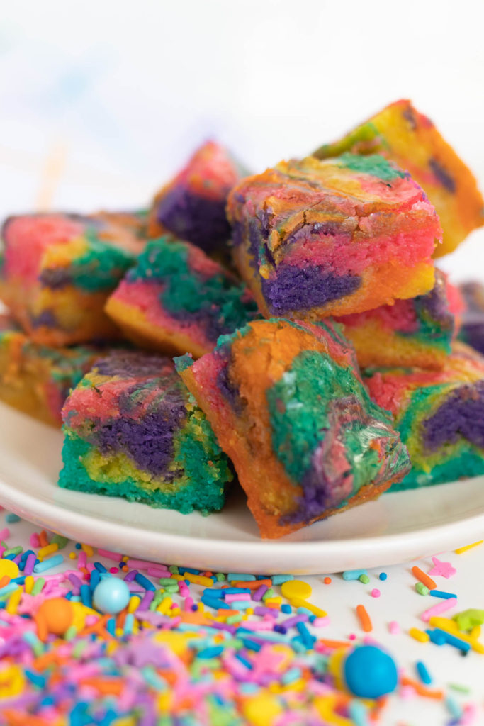 Rainbow Tie Dye Blondies // Get ready to celebrate anything and everything with rainbow blondies that have a colorful tie dye look! 90s kids will love these tie dye blondies made with white chocolate. After all, rick chewy blondies are at least as good as brownies! #brownies #blondies #recipes #whitechocolate #rainbow #tiedye #rainbowfoods #dessertrecipes #colorfuldessert