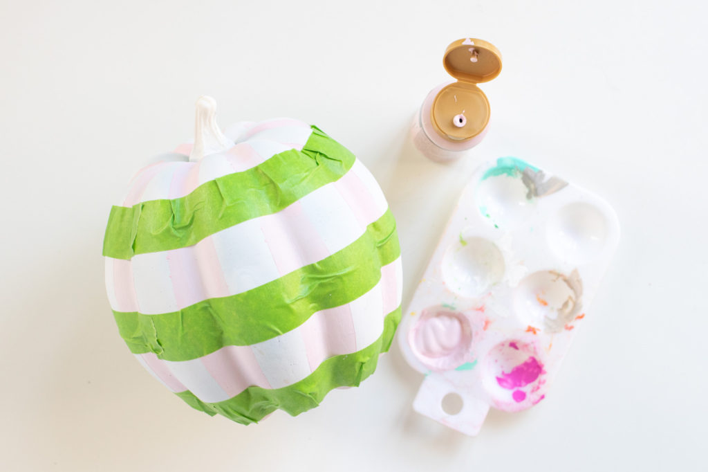 Painted Pumpkin Idea! DIY Gingham Pumpkins // Decorate pumpkins with a fun gingham pattern to decorate for Halloween with color! Use two-tone paints to make colorful Halloween decor 🎃 #pumpkin #halloween #halloweendiy #painting #gingham #diydecor #holidaydiy #falldecor #falldiy