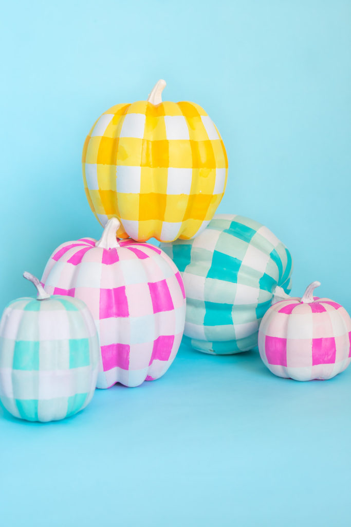 Painted Pumpkin Idea! DIY Gingham Pumpkins // Decorate pumpkins with a fun gingham pattern to decorate for Halloween with color! Use two-tone paints to make colorful Halloween decor 🎃 #pumpkin #halloween #halloweendiy #painting #gingham #diydecor #holidaydiy #falldecor #falldiy