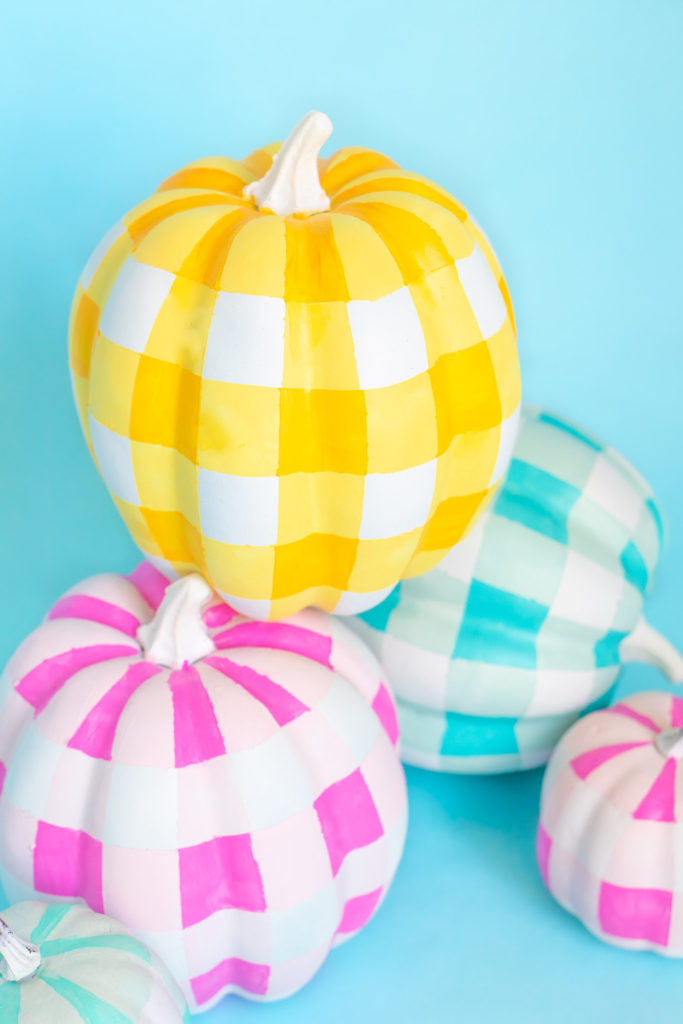 Painted Pumpkin Idea! DIY Gingham Pumpkins // Decorate pumpkins with a fun gingham pattern to decorate for Halloween with color! Use two-tone paints to make colorful Halloween decor 🎃 #pumpkin #halloween #halloweendiy #painting #gingham #diydecor #holidaydiy #falldecor #falldiy