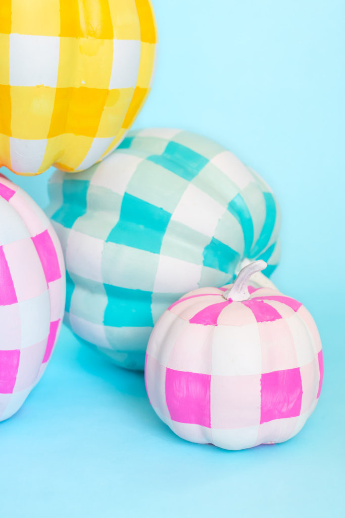 Painted Pumpkin Idea! DIY Gingham Pumpkins // Decorate pumpkins with a fun gingham pattern to decorate for Halloween with color! Use two-tone paints to make colorful Halloween decor 🎃 #pumpkin #halloween #halloweendiy #painting #gingham #diydecor #holidaydiy #falldecor #falldiy