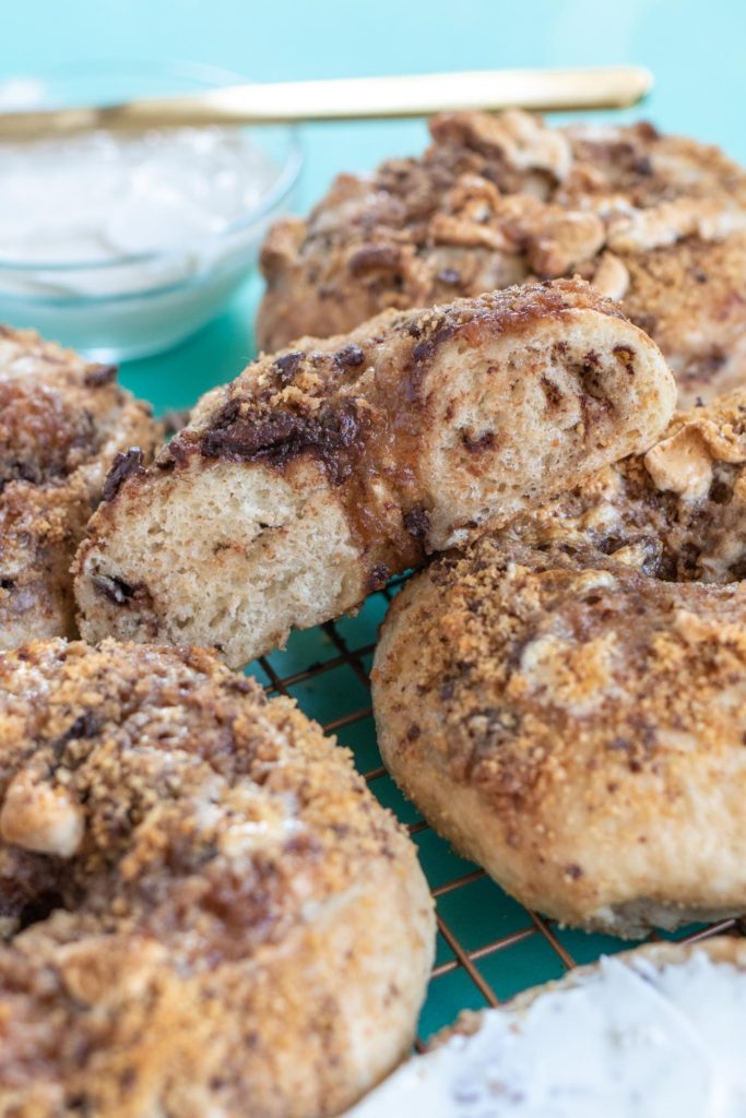 Homemade S'mores Bagels // Make a batch of sweet, buttery smores bagels with a yeast bagel base, chocolate chunks and a gooey marshmallow graham cracker topping! These are the perfect sweet breakfast treat for kids and adults! #bagels #yeastdough #breadrecipes #recipes #breakfast #smores #breakfastrecipes #brunchrecipes