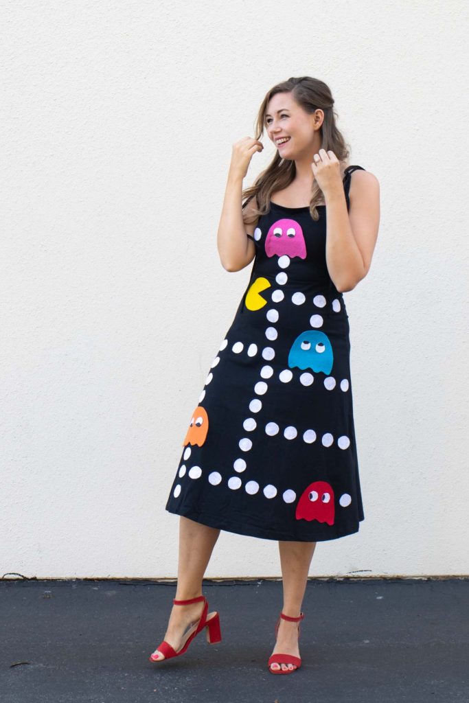 DIY No-Sew Pac-Man Costume for Halloween // Get ready for Halloween in style with this easy no-sew Halloween costume inspired by the 1980s arcade game Pac-Man! Use felt and fabric glue to make a unique Halloween costume that will be the hit of the party! #nosew #halloween #costume #halloweencostume #felt #fabric #dresscostume #halloweenpattern #80s #games