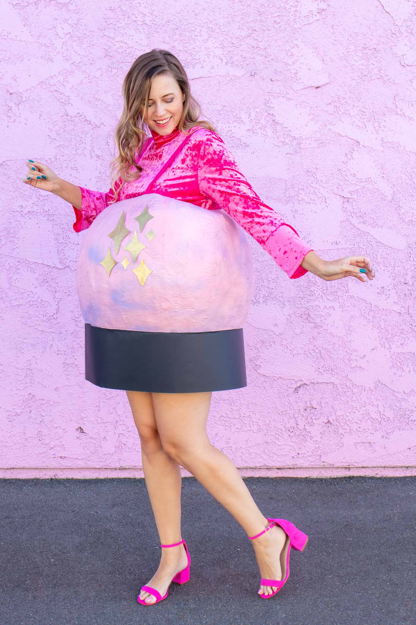DIY Crystal Ball Costume for Halloween // Use paper mache on a large balloon to create a DIY halloween costume that looks like a mystical crystal ball used by a fortune teller! #crystalball #papermache #halloween #costume #kidscostume #adultcostume