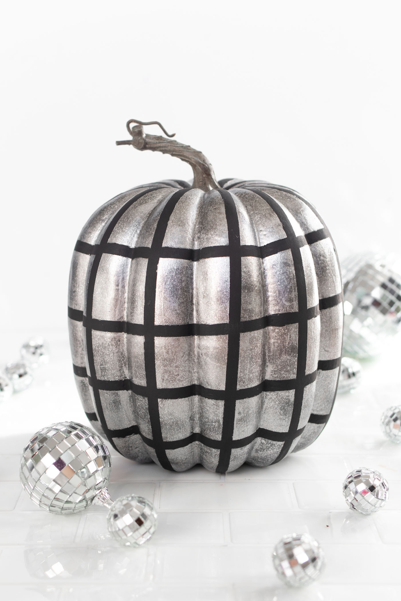 DIY Disco Ball Pumpkin Painting Idea! See how to paint pumpkins to look like sparkly disco balls for decorate for fall and Halloween! #halloween #falldecor #pumpkins #painting #discoball #diyhalloween #falldiy