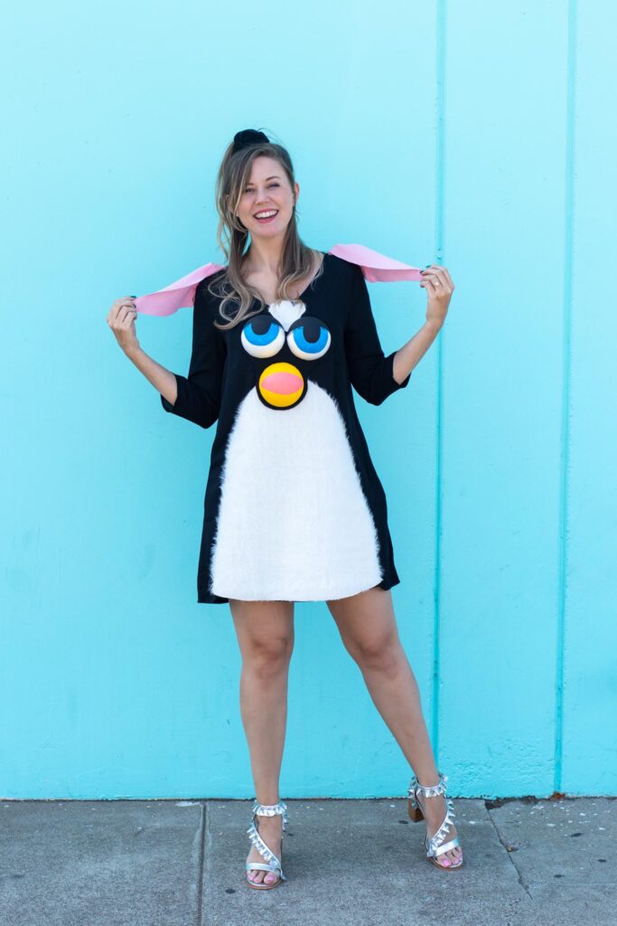 DIY Furby Costume // 90s Toy Costume / Dress up as the classic Furby toy from the 90s with this no-sew Halloween costume! Use faux fur and foam spheres to create a Furby face #halloween #costume #diyhalloween #90s #halloweencostume #furby #dresscostume #nosew