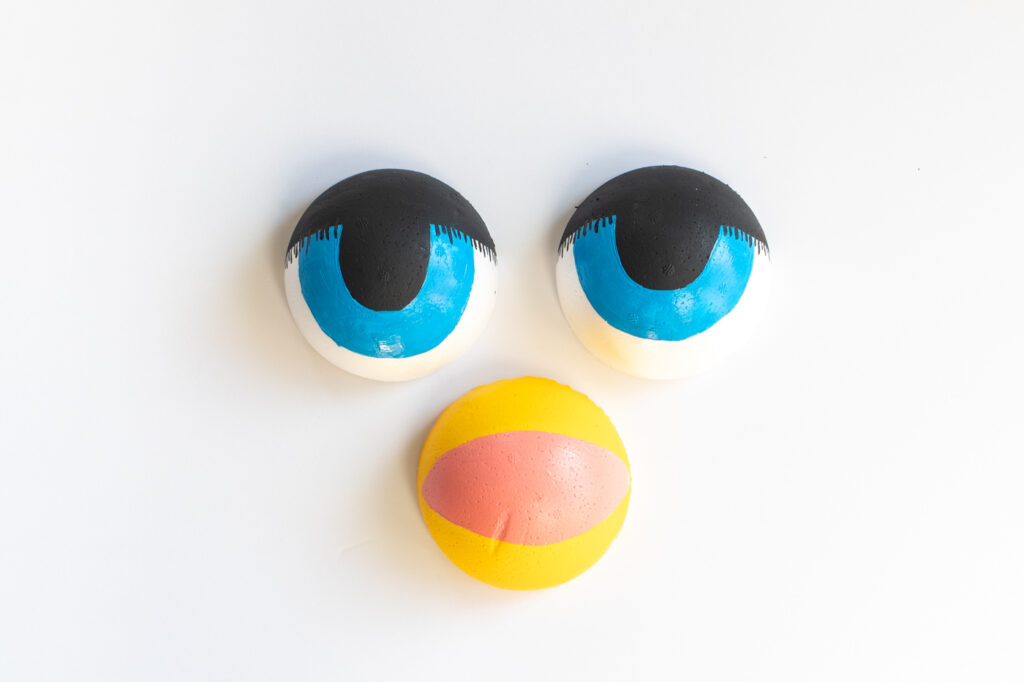 DIY Furby Costume // 90s Toy Costume / Dress up as the classic Furby toy from the 90s with this no-sew Halloween costume! Use faux fur and foam spheres to create a Furby face #halloween #costume #diyhalloween #90s #halloweencostume #furby #dresscostume #nosew