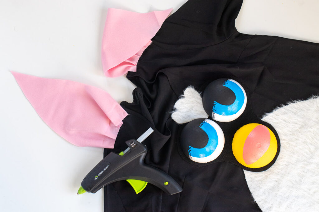 DIY Furby Costume // 90s Toy Costume / Dress up as the classic Furby toy from the 90s with this no-sew Halloween costume! Use faux fur and foam spheres to create a Furby face #halloween #costume #diyhalloween #90s #halloweencostume #furby #dresscostume #nosew