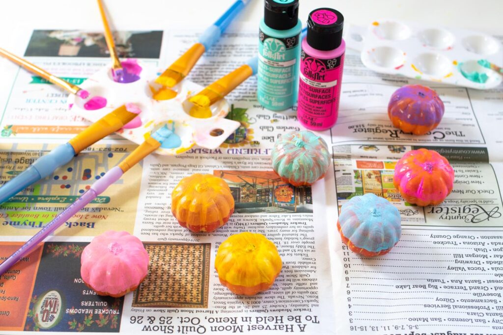 DIY Wire Pumpkin Photo Holders (Place Cards)| Paint mini pumpkins and add wire to create DIY place cards or mini photo holders to decorate for fall and Thanksgiving! #pumpkin #falldiy #falldecor #painting #photoholder #thanksgiving #tablescape #placesetting