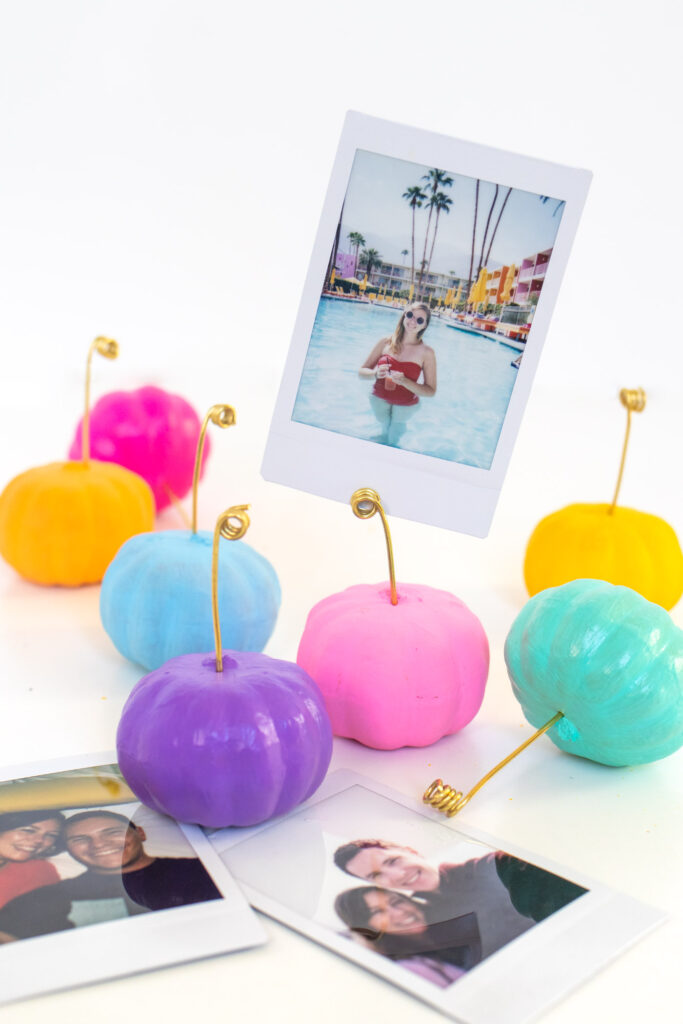 DIY Wire Pumpkin Photo Holders (Place Cards)| Paint mini pumpkins and add wire to create DIY place cards or mini photo holders to decorate for fall and Thanksgiving! #pumpkin #falldiy #falldecor #painting #photoholder #thanksgiving #tablescape #placesetting