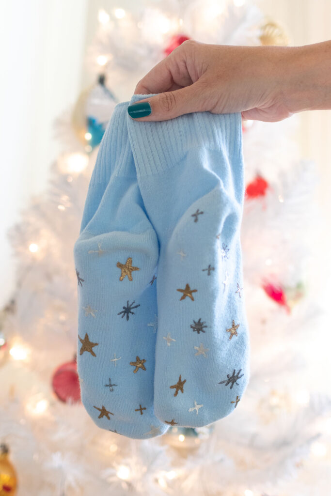 DIY Starry Painted Grip Socks // Make your own grip socks using Tulip Dimensional Paints! Add a holiday-themed star pattern in metallic paint for a fun DIY gift or to keep you cozy during cold weather! #ad #painting #puffypaint #socks #giftideas #christmas #holidayseason
