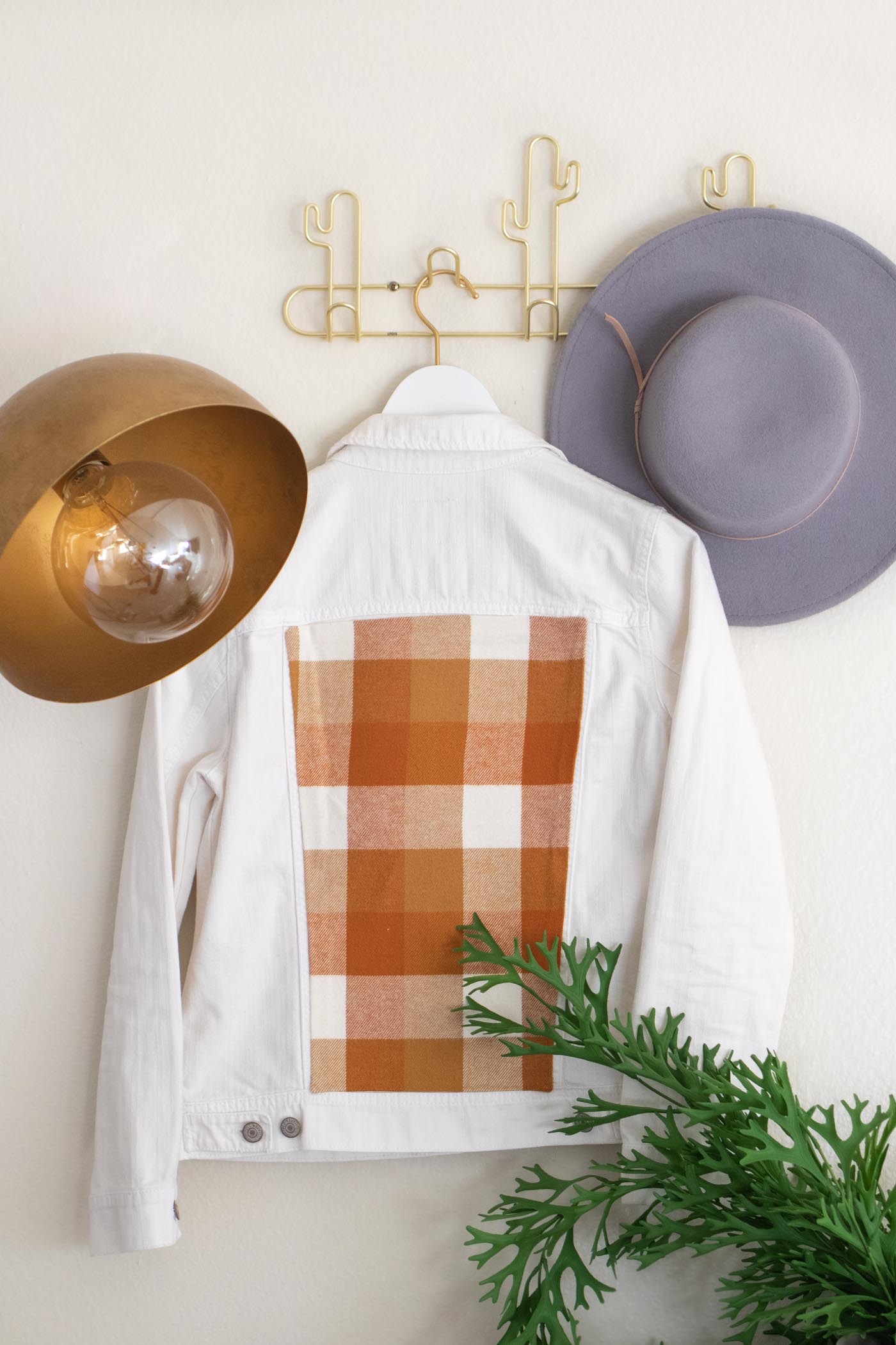 DIY No-Sew Plaid Jacket Insert // Update a denim jacket with varieties of plaid flannel on the back from @joann! This no-sew jacket idea is perfect for fall fashion! #joannpartner #handmadewithjoann #nosew #fallfashion #womensfashion #fabriccrafts