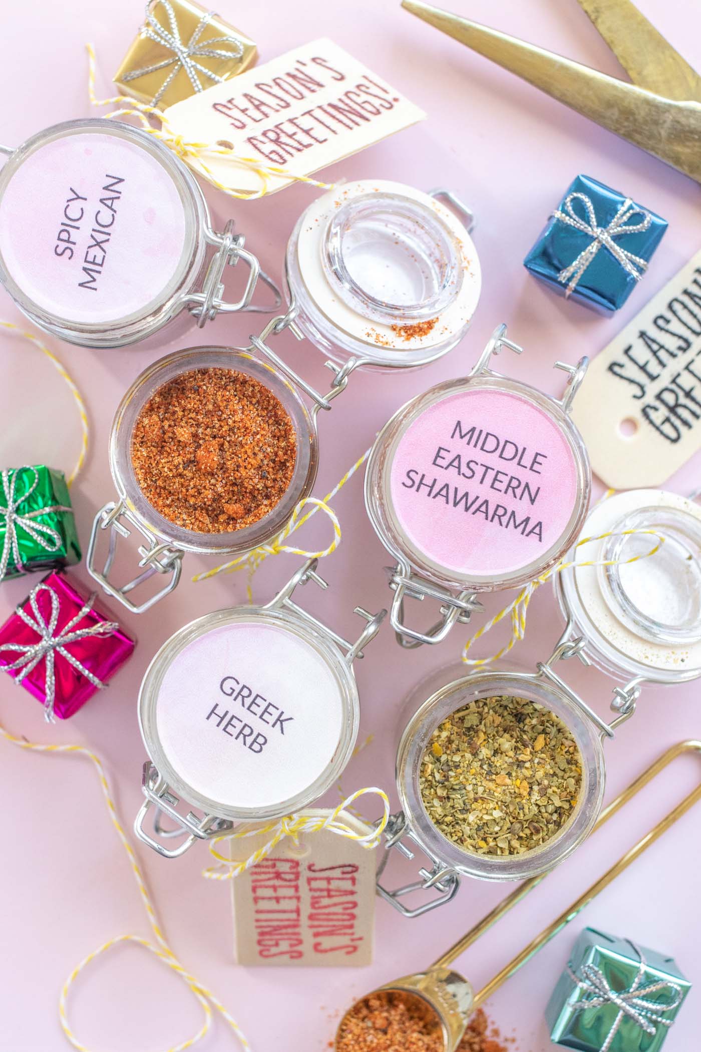 Easy Spice Mix Gifts with Darice for the Holidays // Make sweet homemade gifts using products from Darice and Consumer Crafts! Try these 5 spice mix recipes for making easy food gifts for coworkers, friends and family! #ad #giftideas #christmasgift #foodgifts #diygifts #spicemixes #stickerpaper #weddingfavors