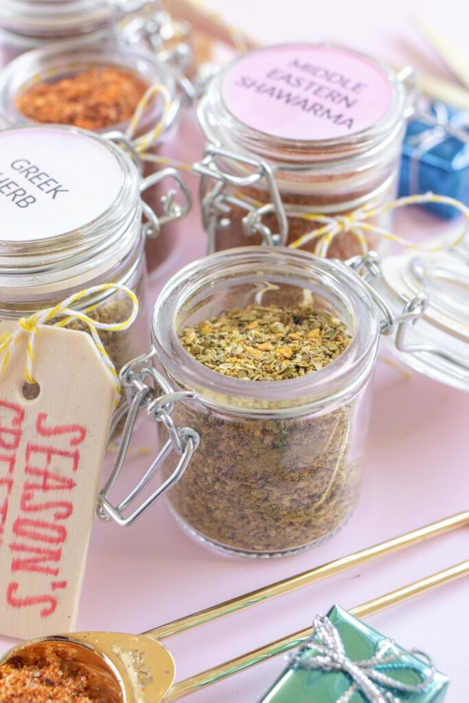 Easy Spice Mix Gifts with Darice for the Holidays // Make sweet homemade gifts using products from Darice and Consumer Crafts! Try these 5 spice mix recipes for making easy food gifts for coworkers, friends and family! #ad #giftideas #christmasgift #foodgifts #diygifts #spicemixes #stickerpaper #weddingfavors